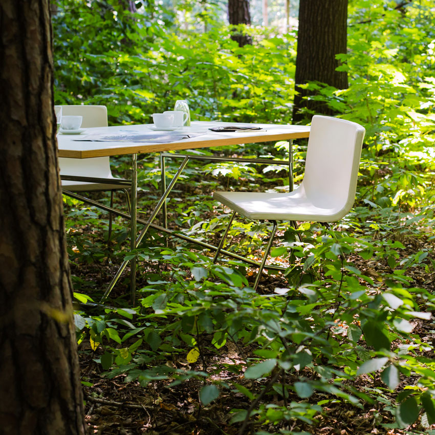 Dresdner Immobilien Beratung - Moderer Stuhl und Tisch im Wald